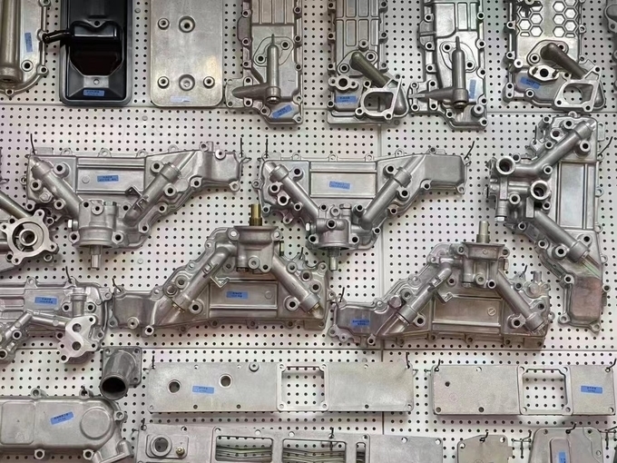 Tampa da câmara da válvula do preço com desconto 6251-11-8110 da fonte da fábrica para o motor 5 de KOMATSU 6D125-8